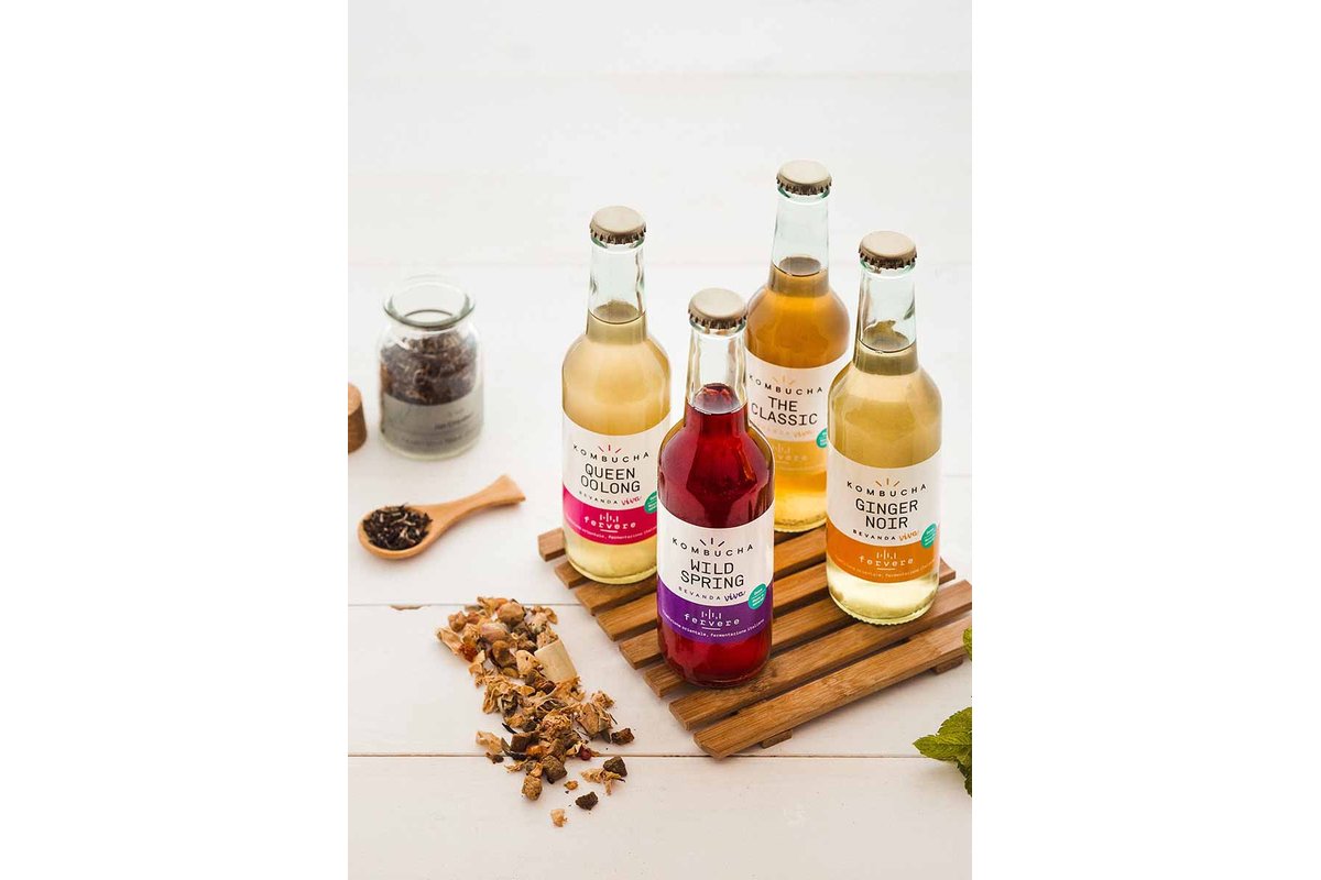 Bevande probiotiche assortite su un tavolo di legno