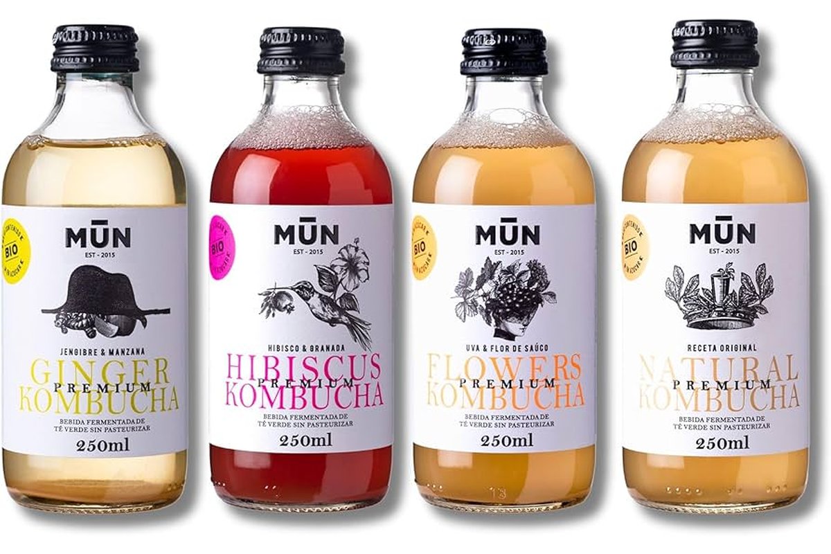 Bottiglia di kefir su un tavolo di legno con bicchiere accanto.