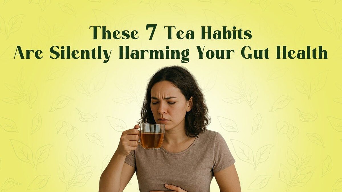 Una tazza di tè caldo su un tavolo di legno con foglie di tè accanto.