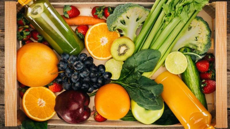 Infografica sui livelli di vitamina C raccomandati per diverse età.