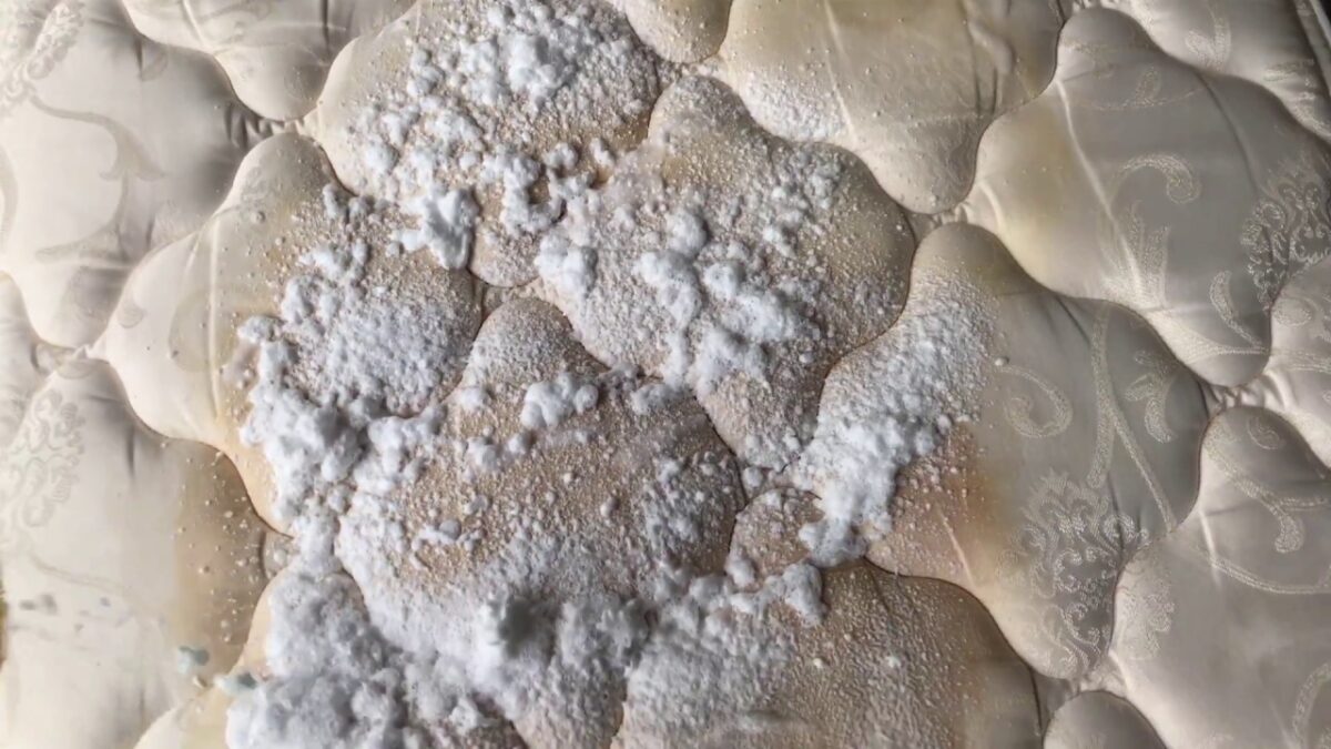 Cuscini e materassi ingialliti o marroni: il metodo all’aceto spiegato passo per passo per eliminarli davvero