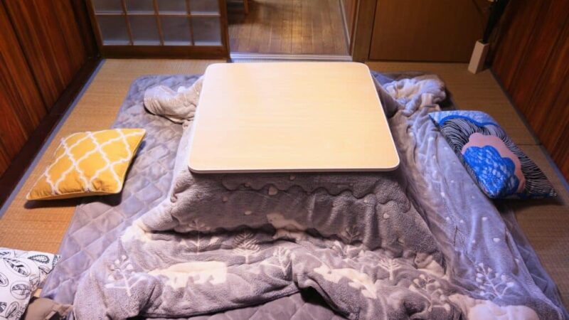 kotatsu japonez care încălzește casa și reduce factura la electricitate.