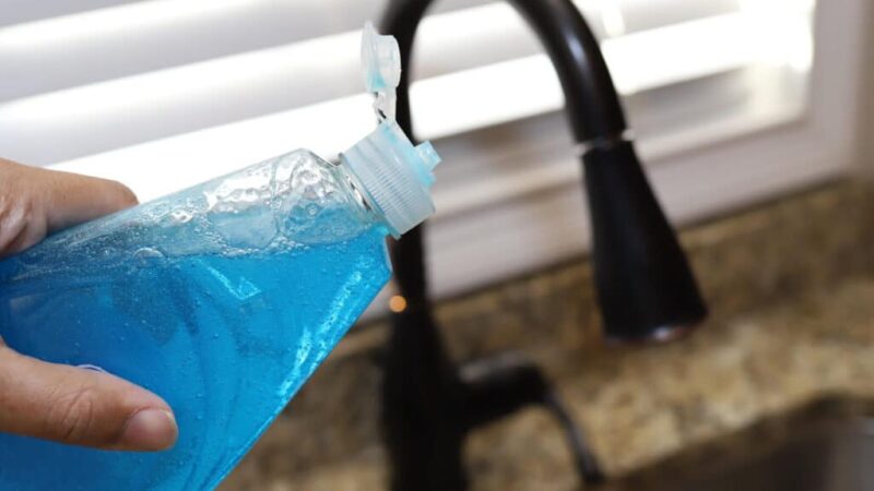 motivul pentru care se toarnă lichid de spălat vase în chiuvetă