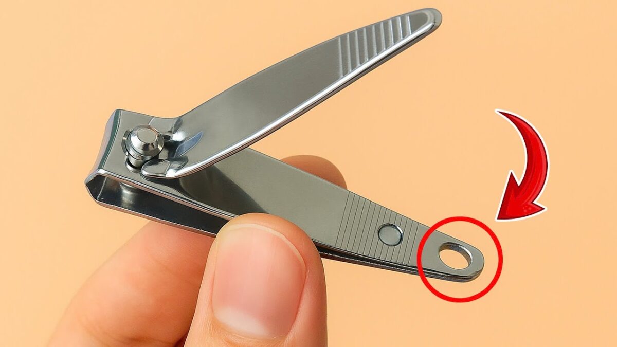 Po co jest mały otwór w nożyczkach do manicure?