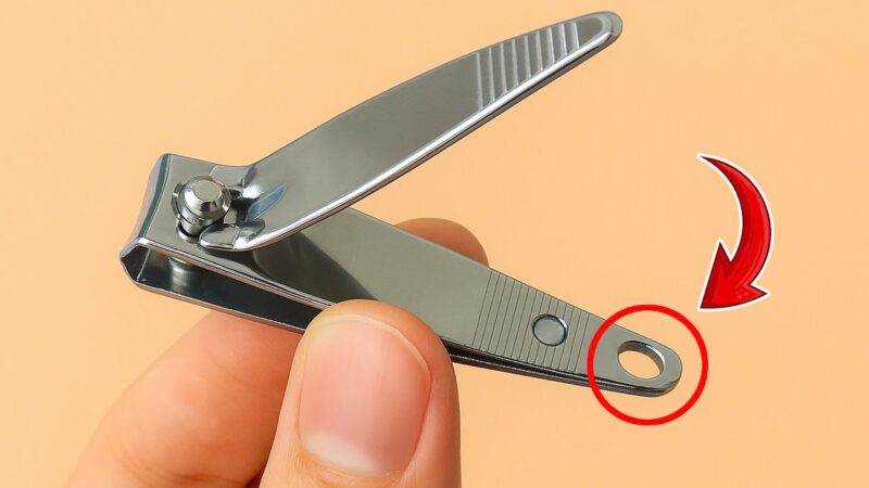 Po co jest mały otwór w nożyczkach do manicure?