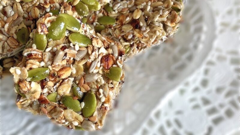 Trzy rodzaje nasion z kolagenem, które można spożywać jako przekąskę między posiłkami.