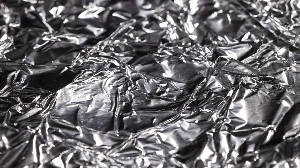 Sztuczka z folią aluminiową na klamce: po co to robić?