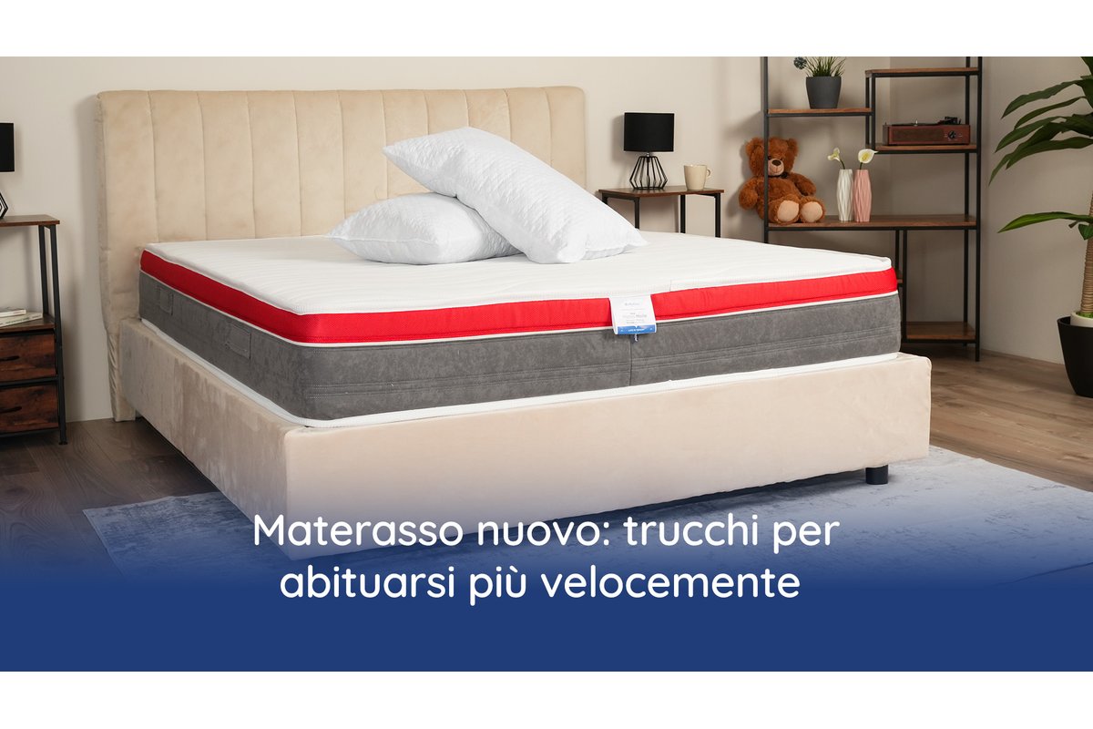 Persona che prova un materasso in un negozio di arredamenti.