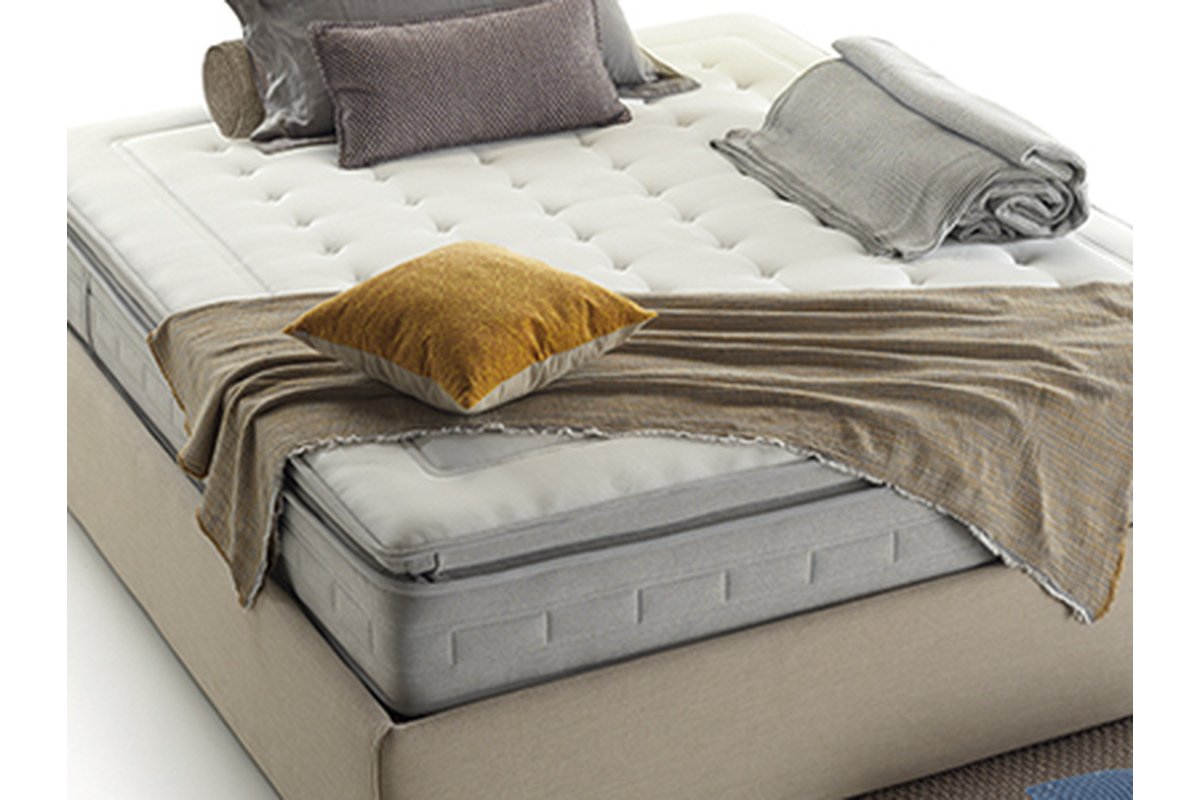 Persona che prova un materasso in un negozio di arredamento.