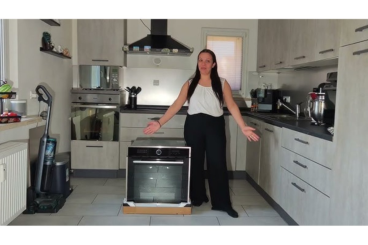 Nuovo elettrodomestico intelligente in cucina con funzioni innovative.