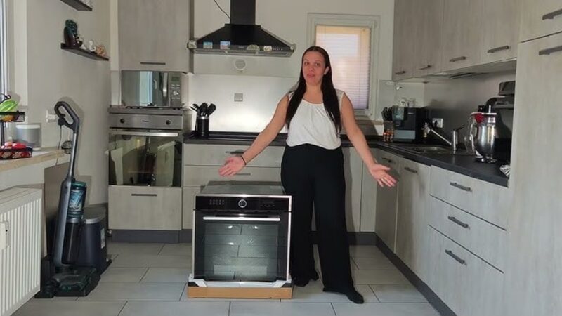 Un nuovo elettrodomestico intelligente in una cucina moderna.