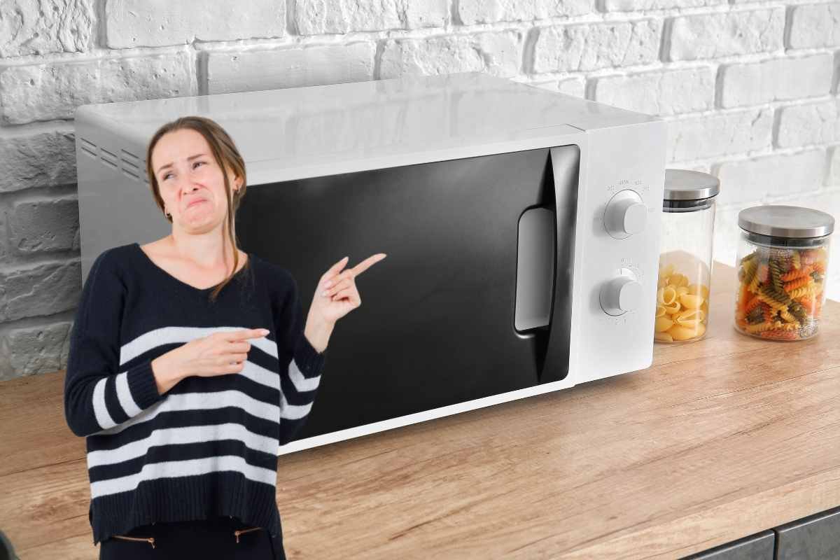 Nuovo elettrodomestico intelligente in cucina moderna.
