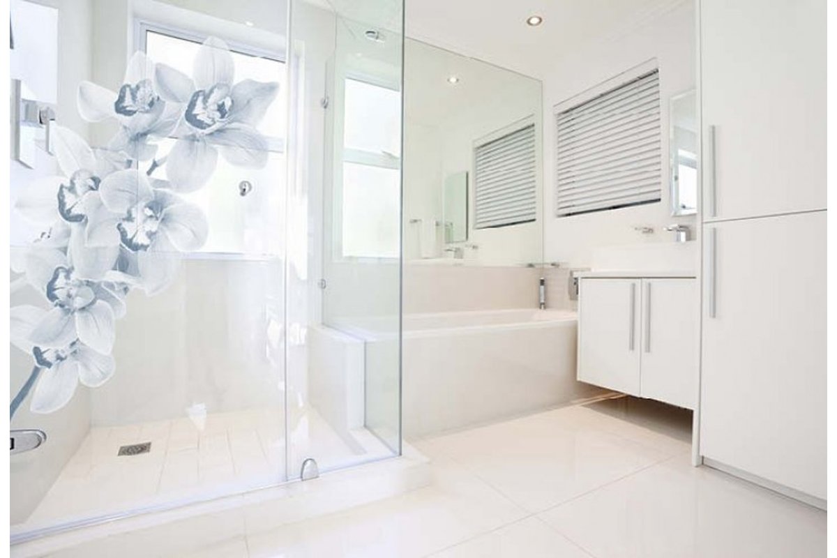 Doccia di lusso senza pareti in vetro in un hotel elegante.