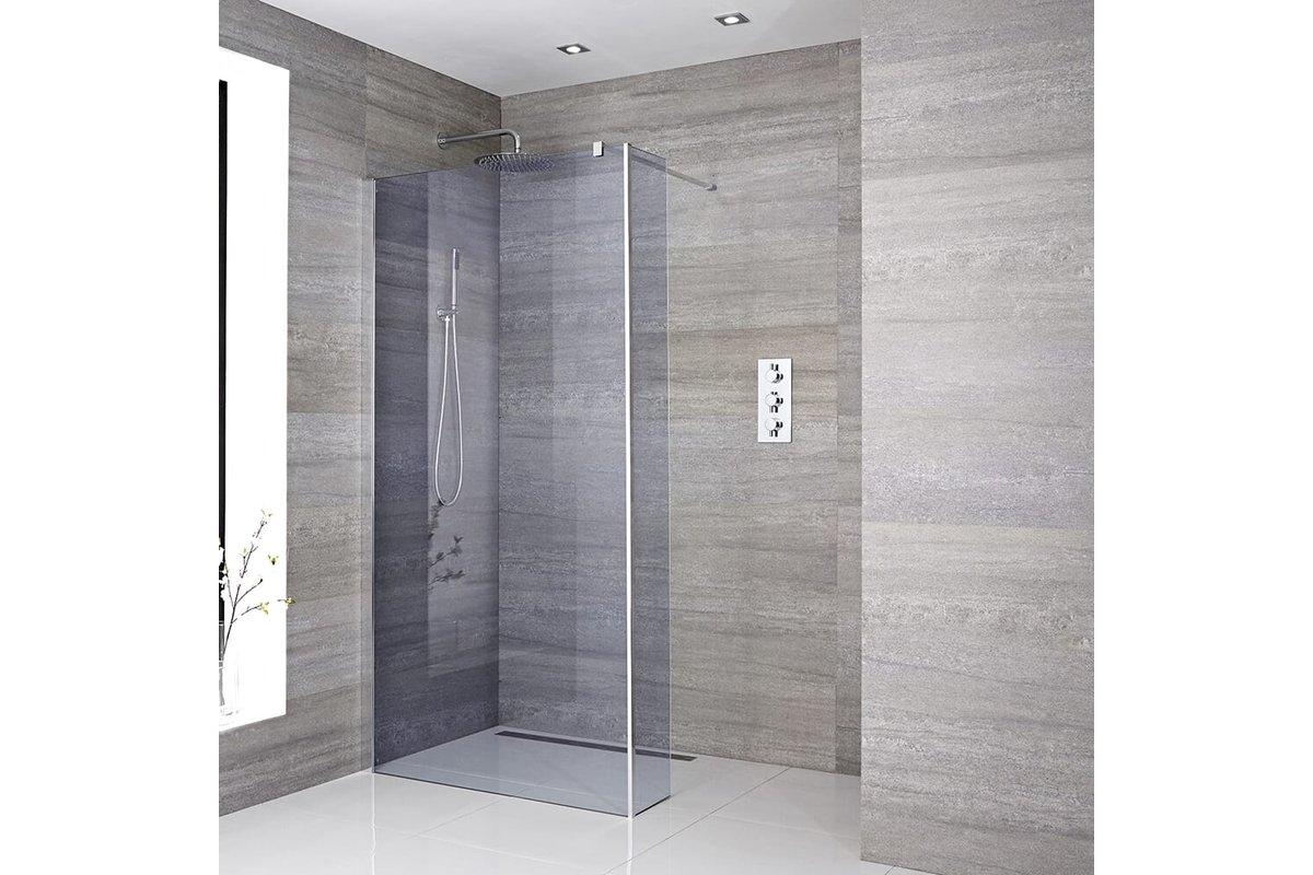 Elegante doccia senza pareti in vetro in una suite di lusso.