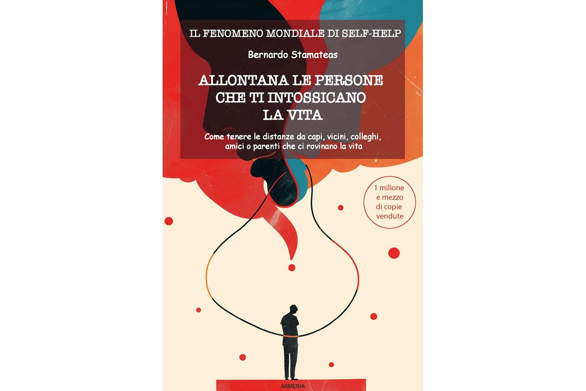 Due amici discutono animatamente in un parco cittadino.