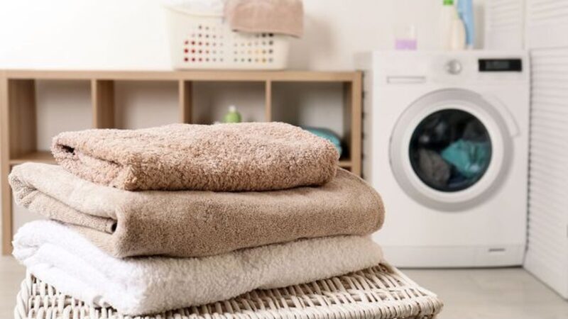 Panni bagnati in lavatrice pronti per essere asciugati senza asciugatrice.