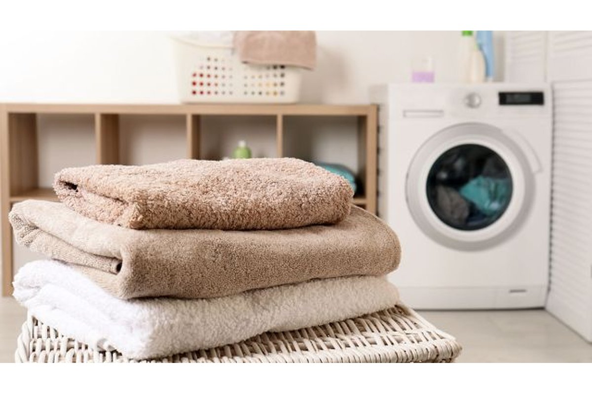 Panni bagnati in lavatrice pronti per essere asciugati senza asciugatrice.