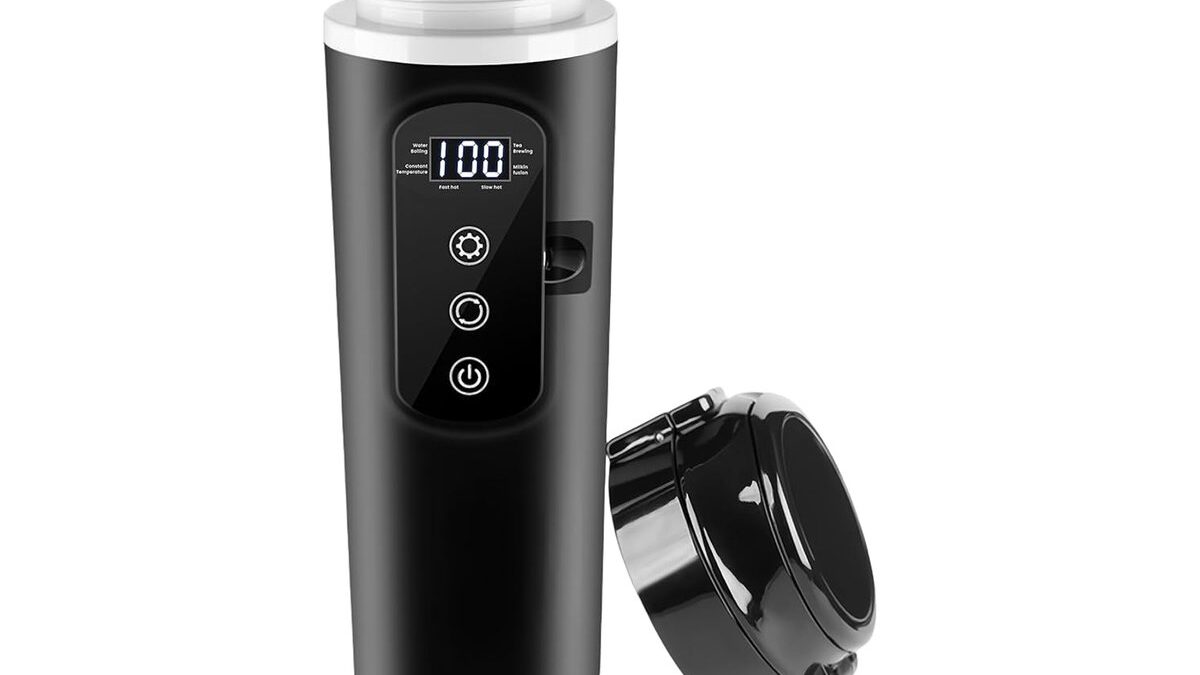 Auto parcheggiata con vapore che esce dal cofano.