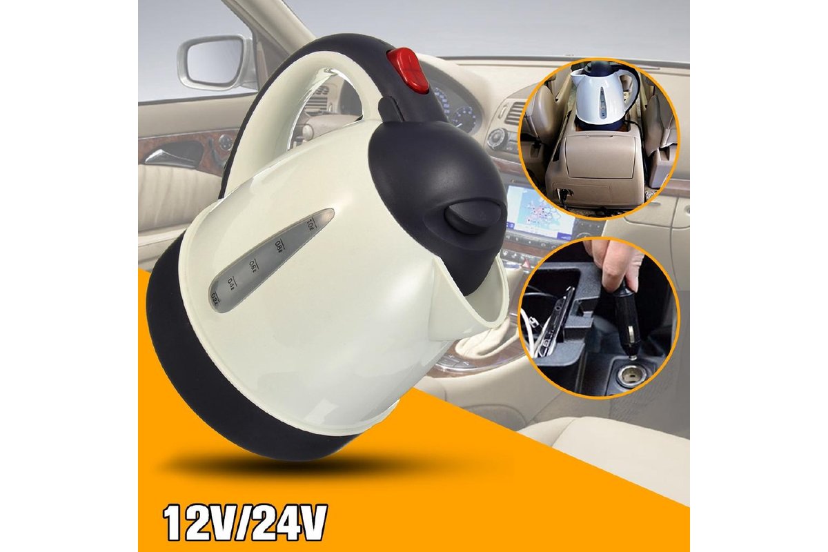 Auto con secchio d'acqua calda per rimuovere il ghiaccio dal parabrezza.