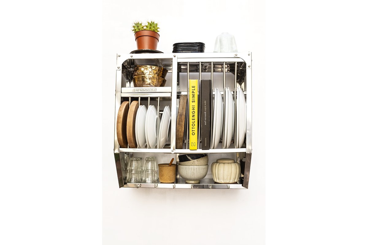 Moderno scolapiatti a scomparsa integrato in un mobile da cucina.