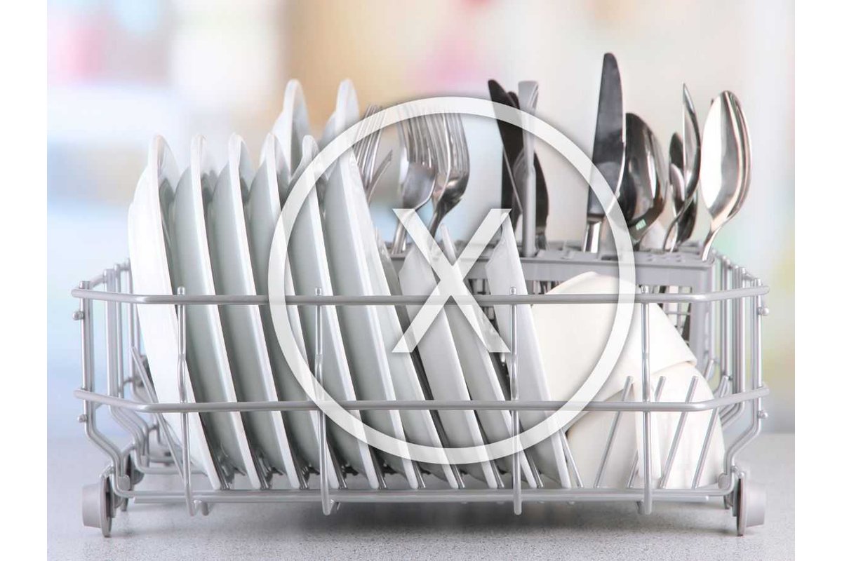 [Cucina moderna con scolapiatti integrato nel mobile superiore]