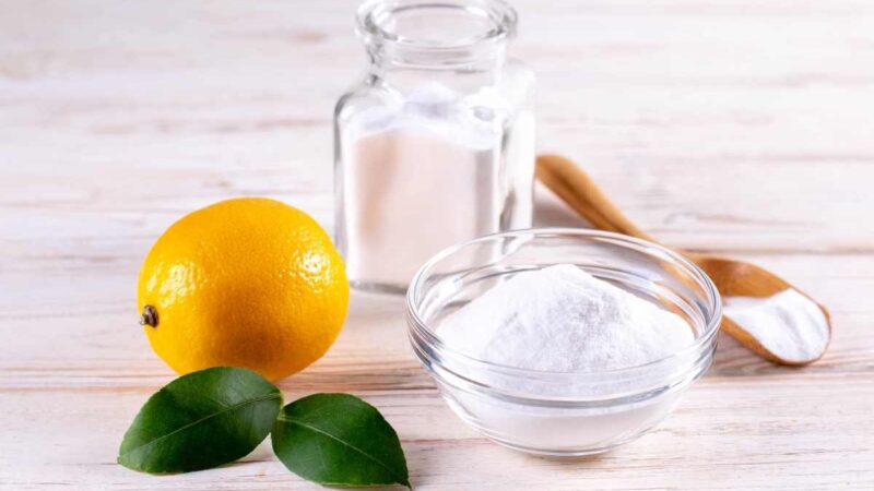 Bucce di limone su un tavolo di legno