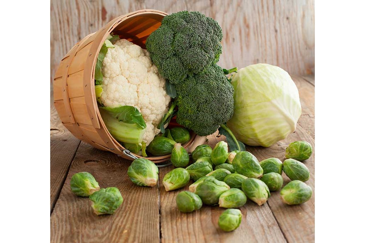 Un piatto di cavolo verde su un tavolo di legno con posate.