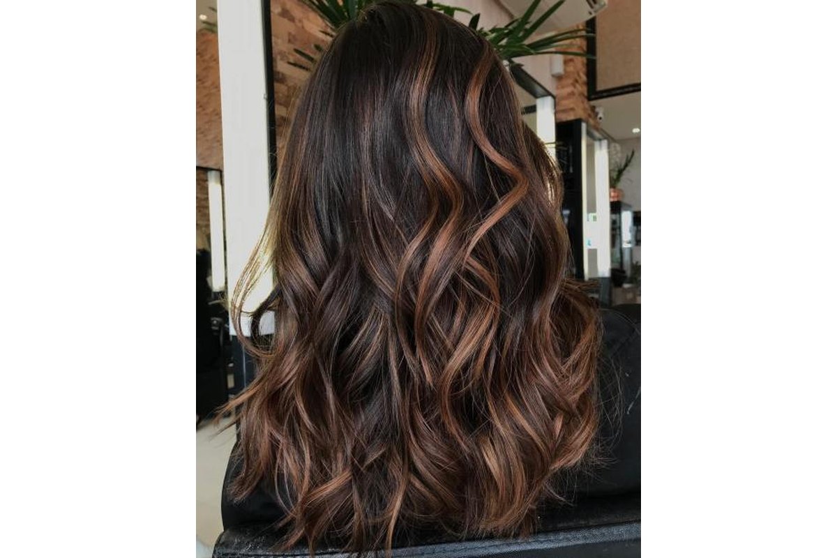 Donna con capelli grigi in un salone di bellezza.