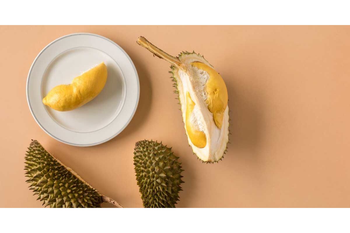 Persona che mangia durian con un'espressione di piacere.
