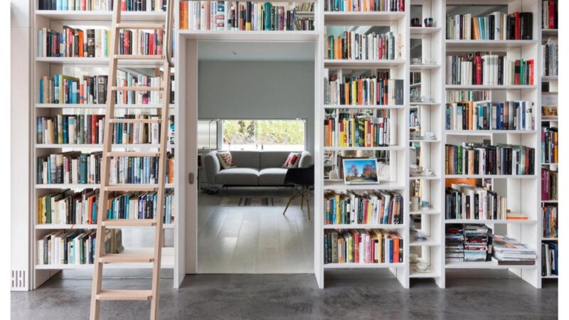 Librerie bianche modulari in un soggiorno luminoso e moderno.