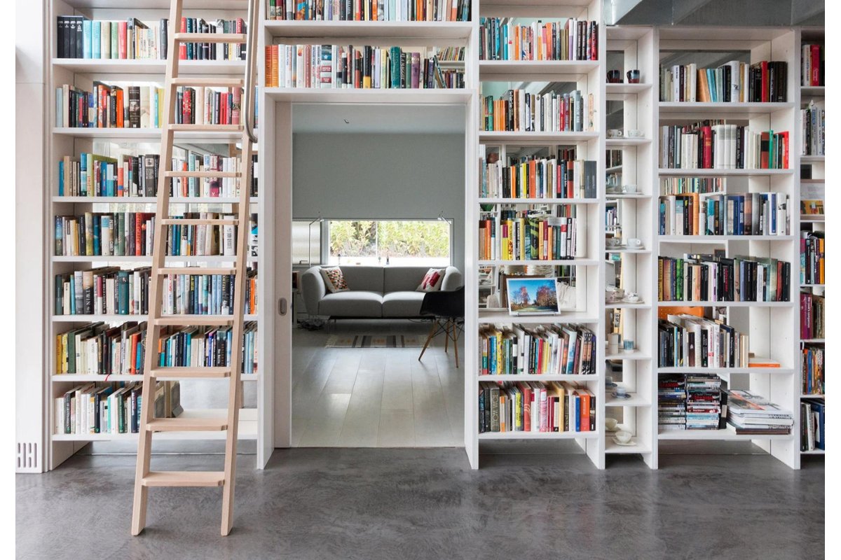 Librerie bianche modulari in un soggiorno luminoso e moderno.