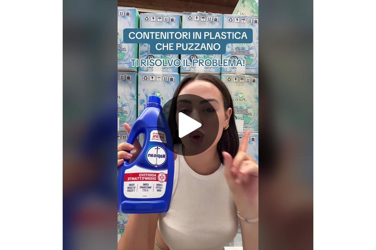 Contenitori di plastica riutilizzabili su un tavolo di cucina.