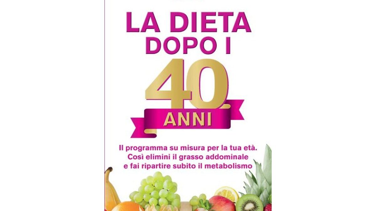 Donna sorridente che medita all'aperto in un parco verde.