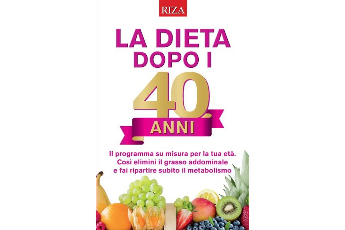 Donna sorridente che medita all'aperto in un parco verde.