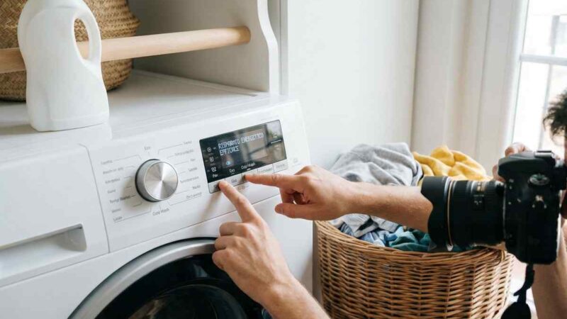 Lavatrice moderna con impostazioni ecologiche visibili sul display