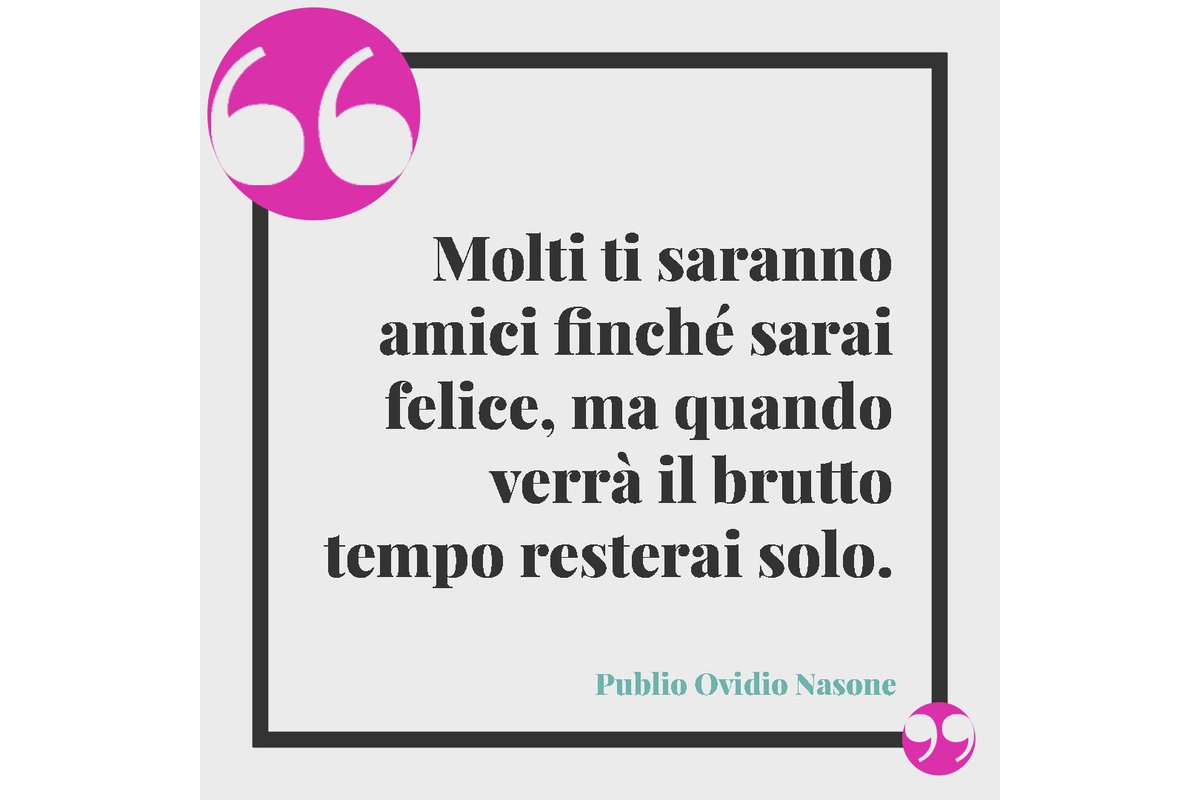 Due amici discutono animatamente in un caffè all'aperto.