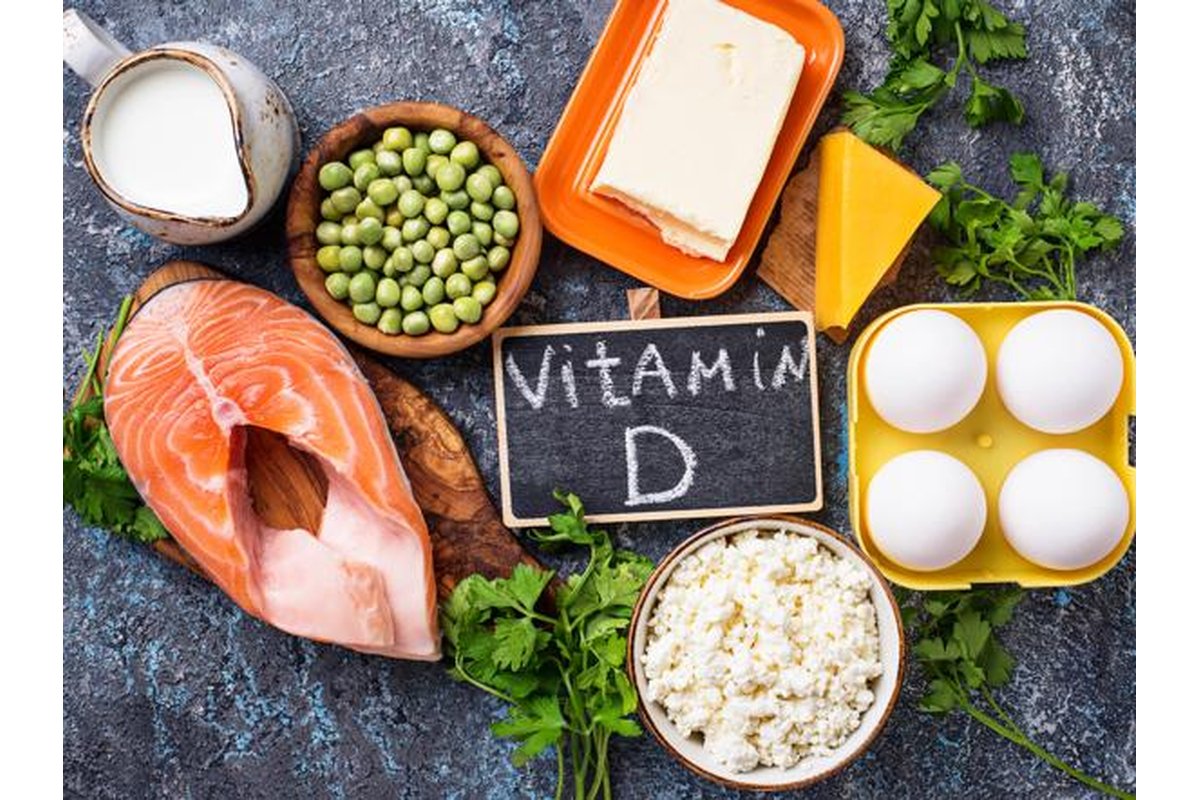 Salmone grigliato su un piatto con fette di limone e prezzemolo.