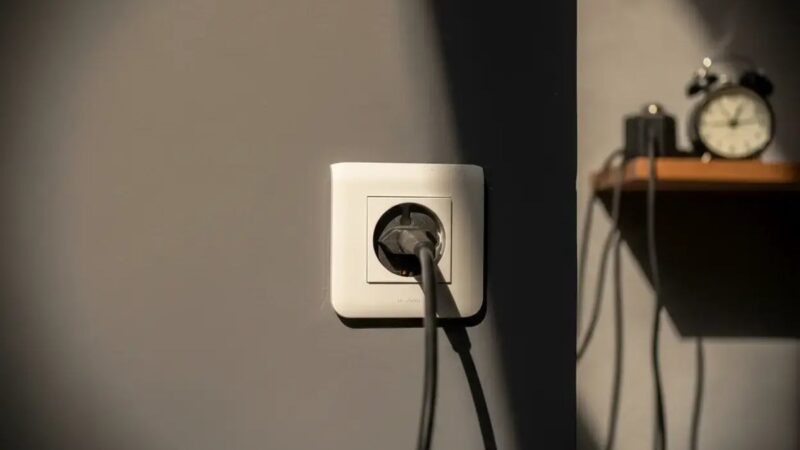 Elettrodomestici scollegati per risparmiare energia e ridurre i costi in bolletta.