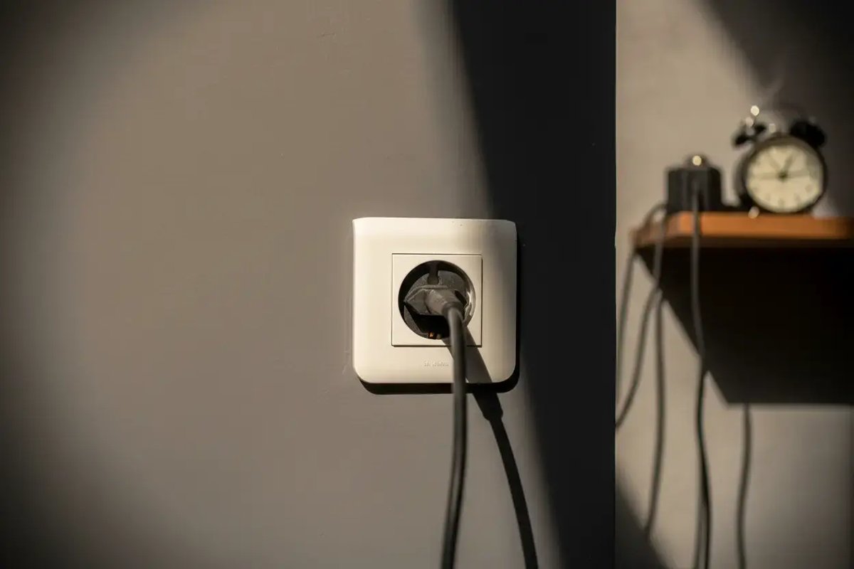 Elettrodomestici scollegati per risparmiare energia e ridurre i costi in bolletta.