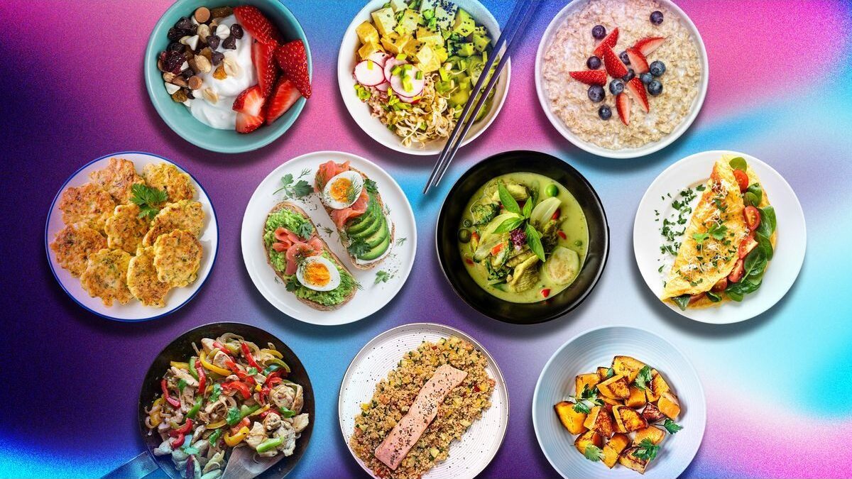 Piatto sano con pollo grigliato, verdure e quinoa colorata.