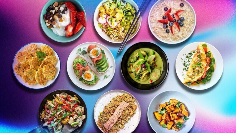 Piatto sano con pollo grigliato, verdure e quinoa colorata.