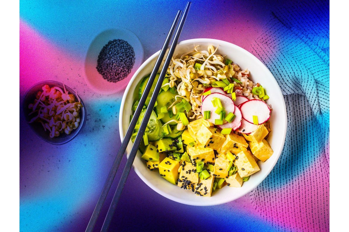 Insalata di pollo grigliato con verdure fresche e avocado.