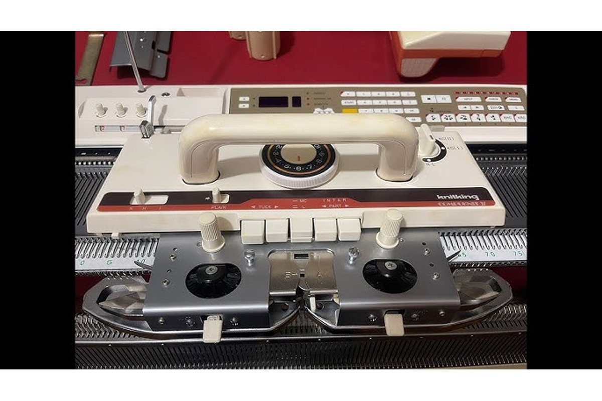 Donna che pulisce il soggiorno con un aspirapolvere.