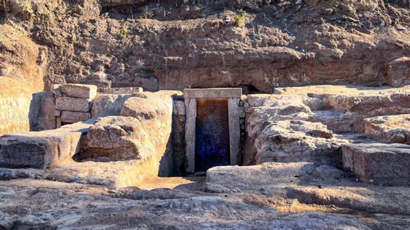 Resti di una città sommersa visibili sul fondo di un lago.