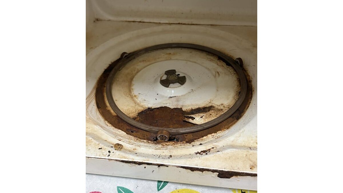 Microonde incrostato con una ciotola d'acqua all'interno.