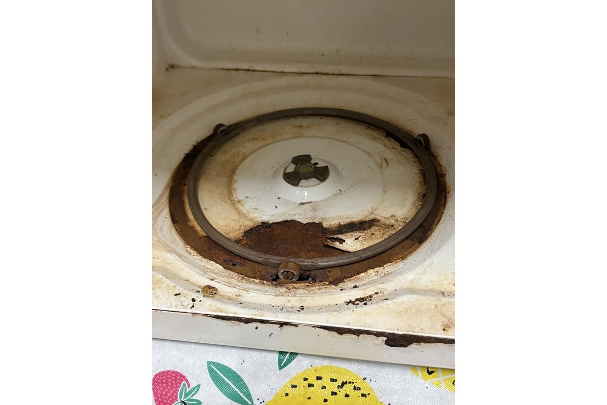 Microonde incrostato con una ciotola d'acqua all'interno.