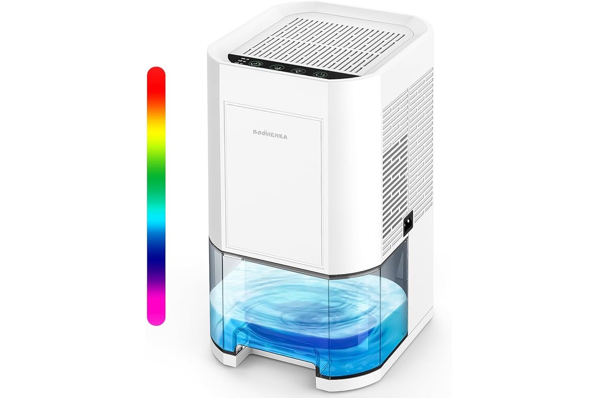 [Finestra aperta per ventilazione in una stanza luminosa]