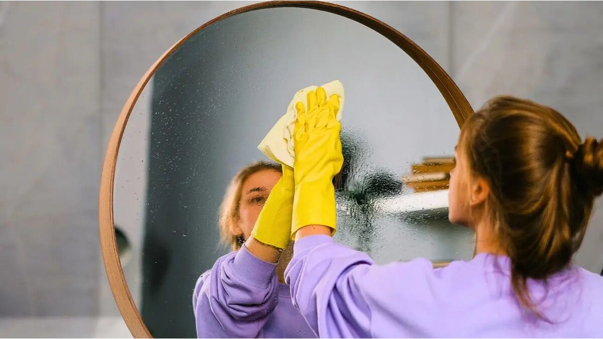 Specchio pulito senza aloni con riflesso chiaro.