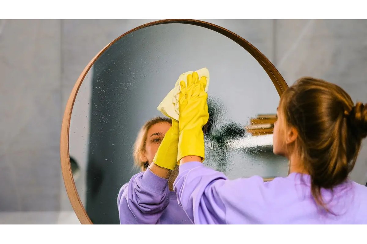 Specchio pulito senza aloni con riflesso chiaro.