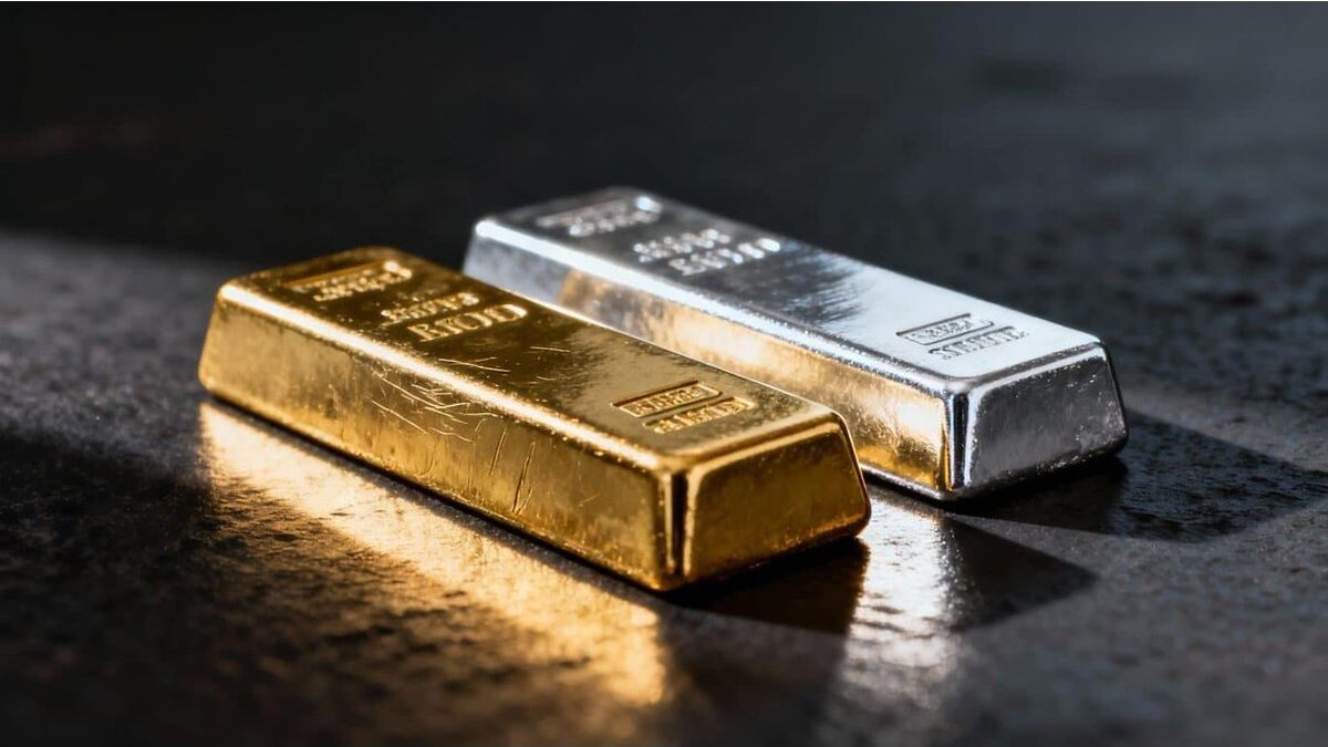 Lingotti d'oro e monete d'argento su un tavolo di legno.